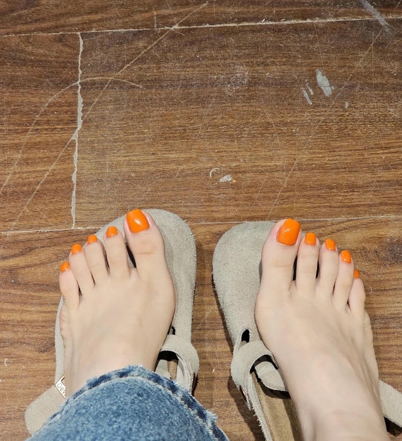 nail chân màu cam phủ bóng
