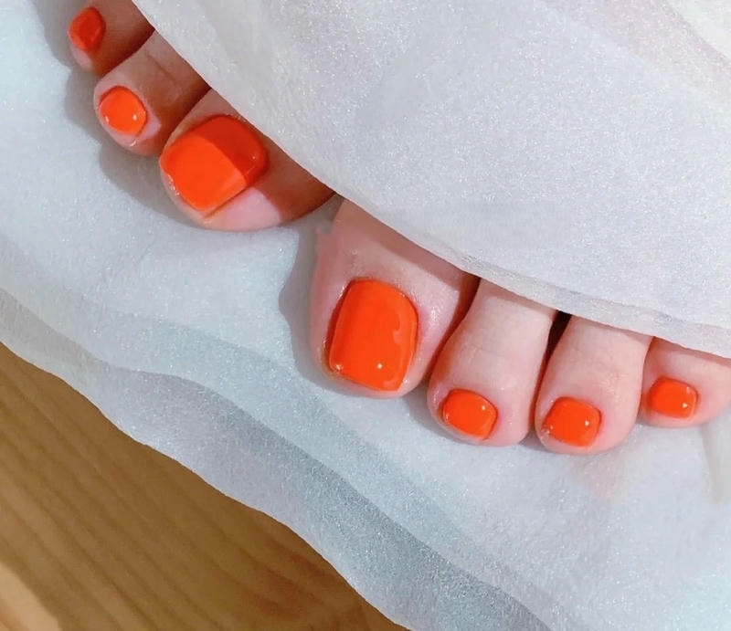 nail chân màu cam sáng chói