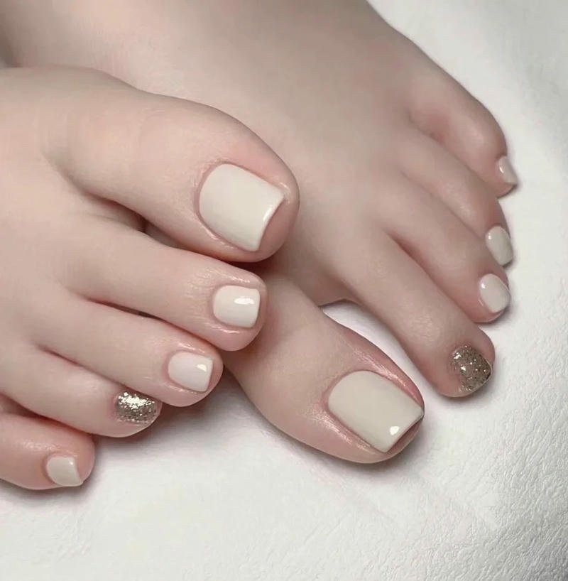 nail chân màu kem cho móng chân ngắn