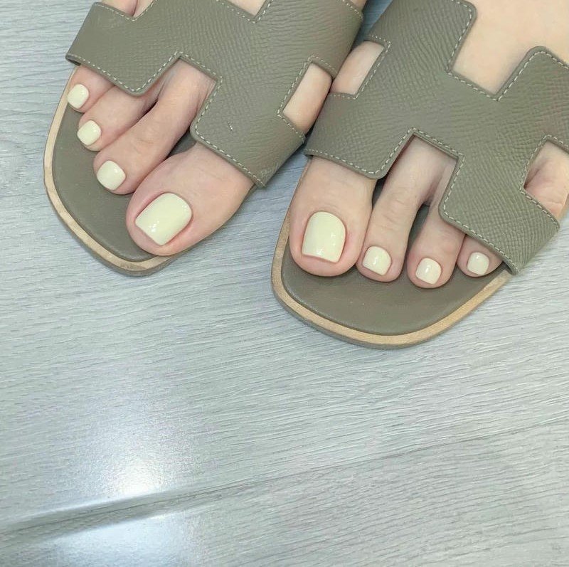 nail chân màu kem hơi vàng