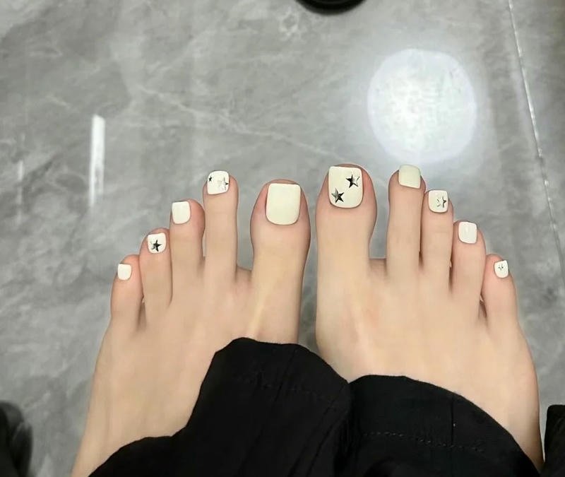 nail chân màu kem sao