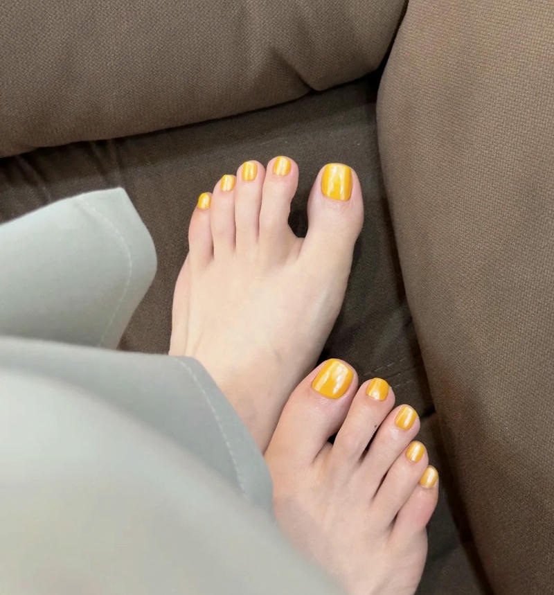 nail chân màu vàng