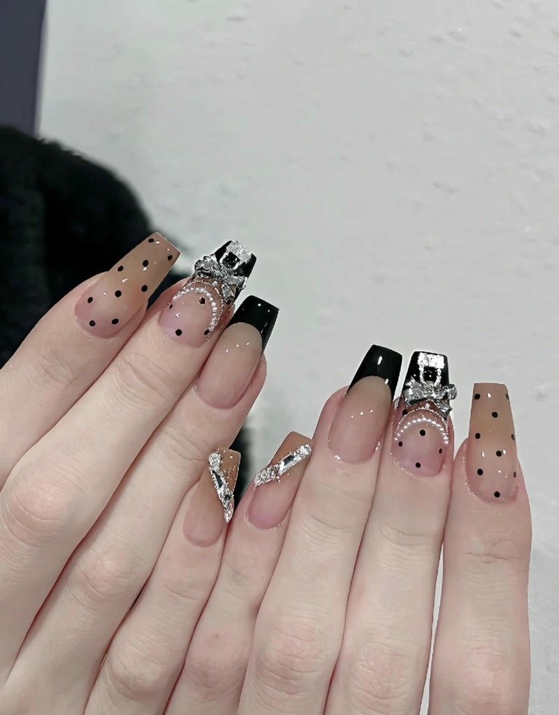 nail chanel chấm bi