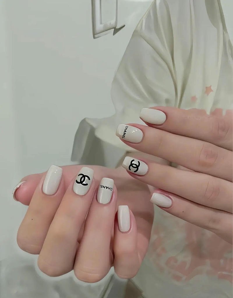 nail chanel cho móng lỡ