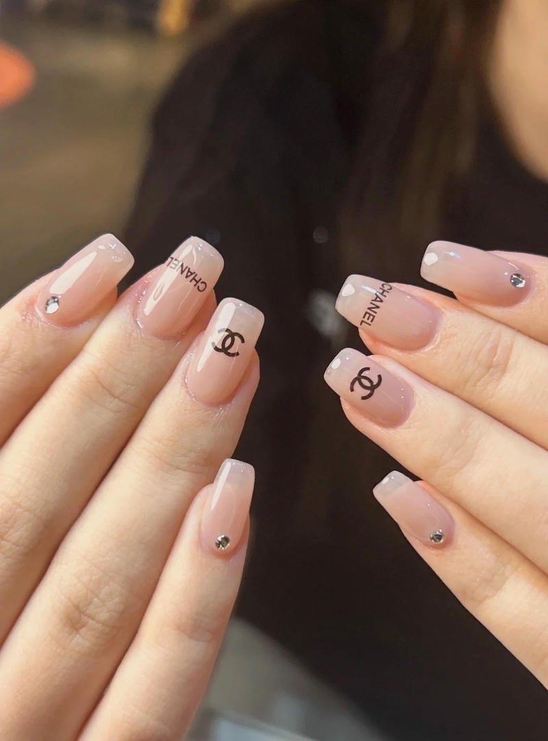 nail chanel chữ x