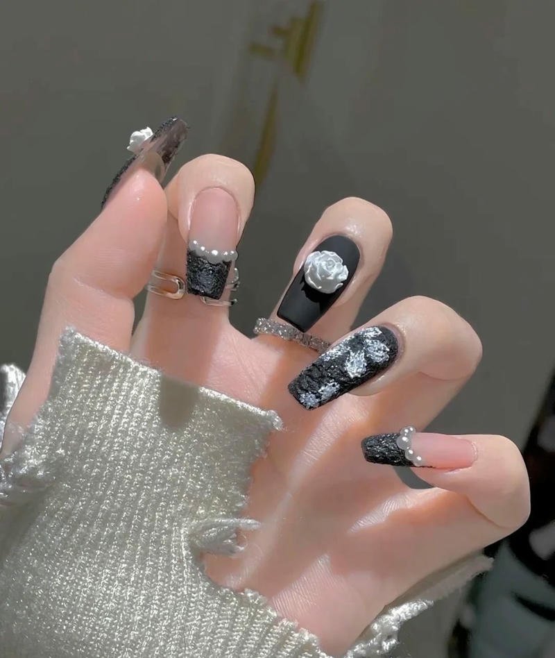 nail chanel đen lì