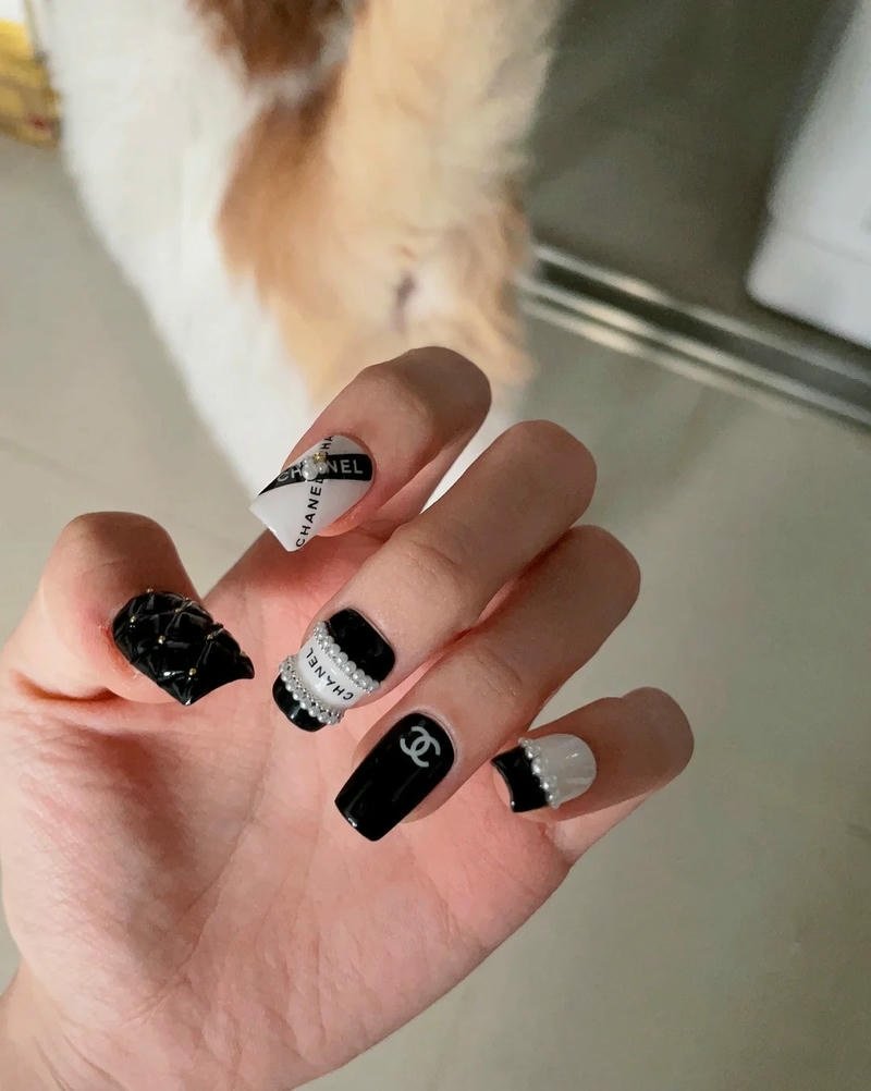 nail chanel đen trắng
