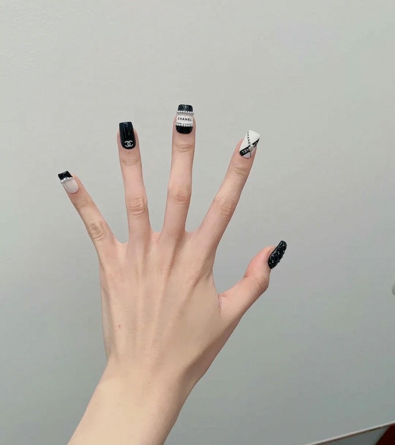nail chanel đen