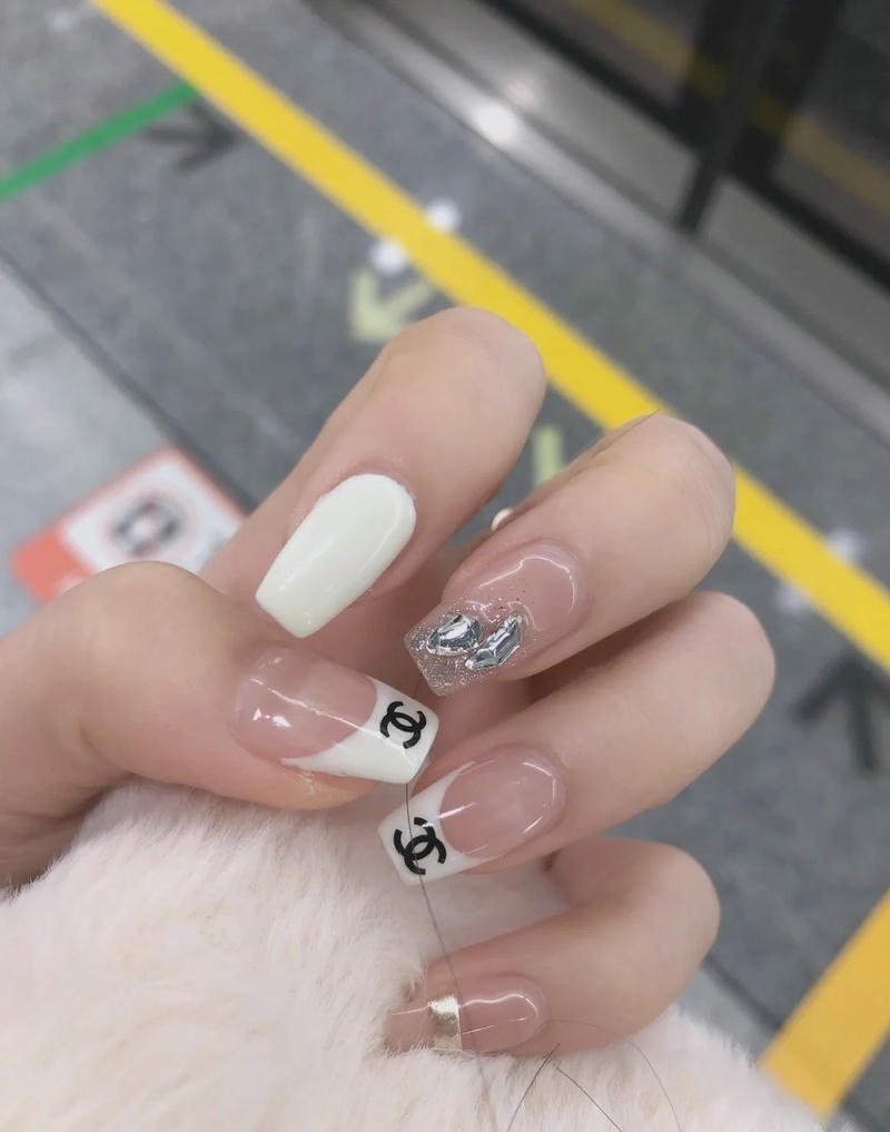 nail chanel đính đá