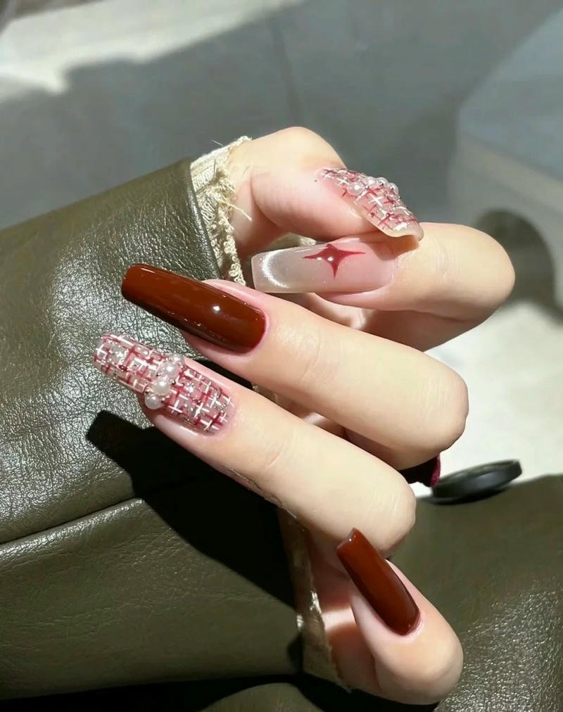 nail chanel đỏ đính ngọc