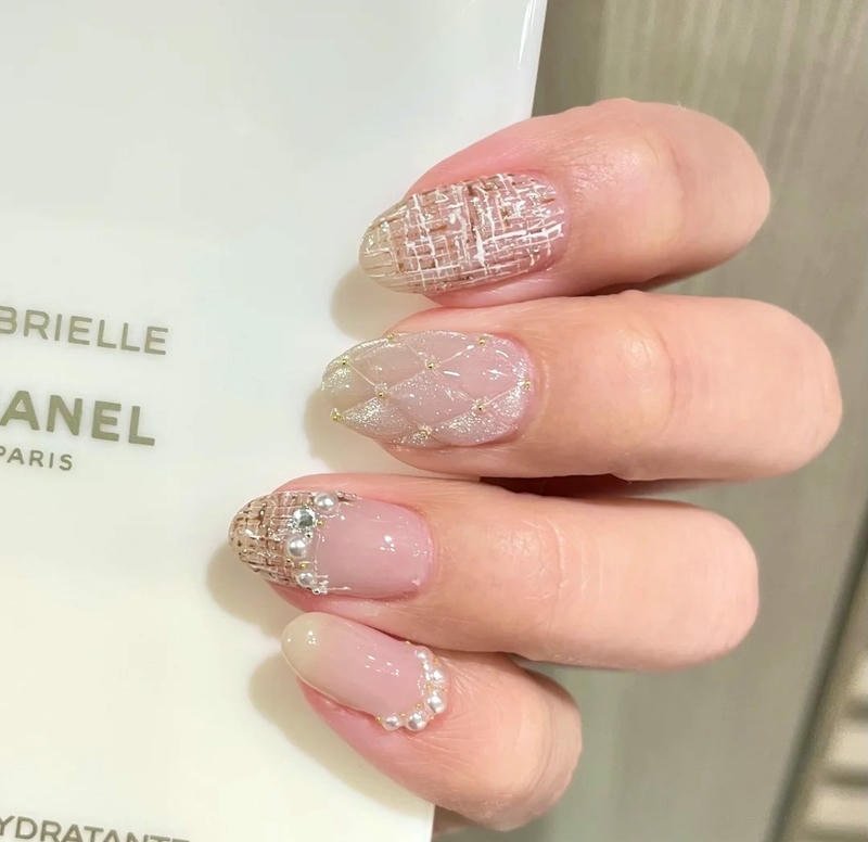 nail chanel nâu trắng