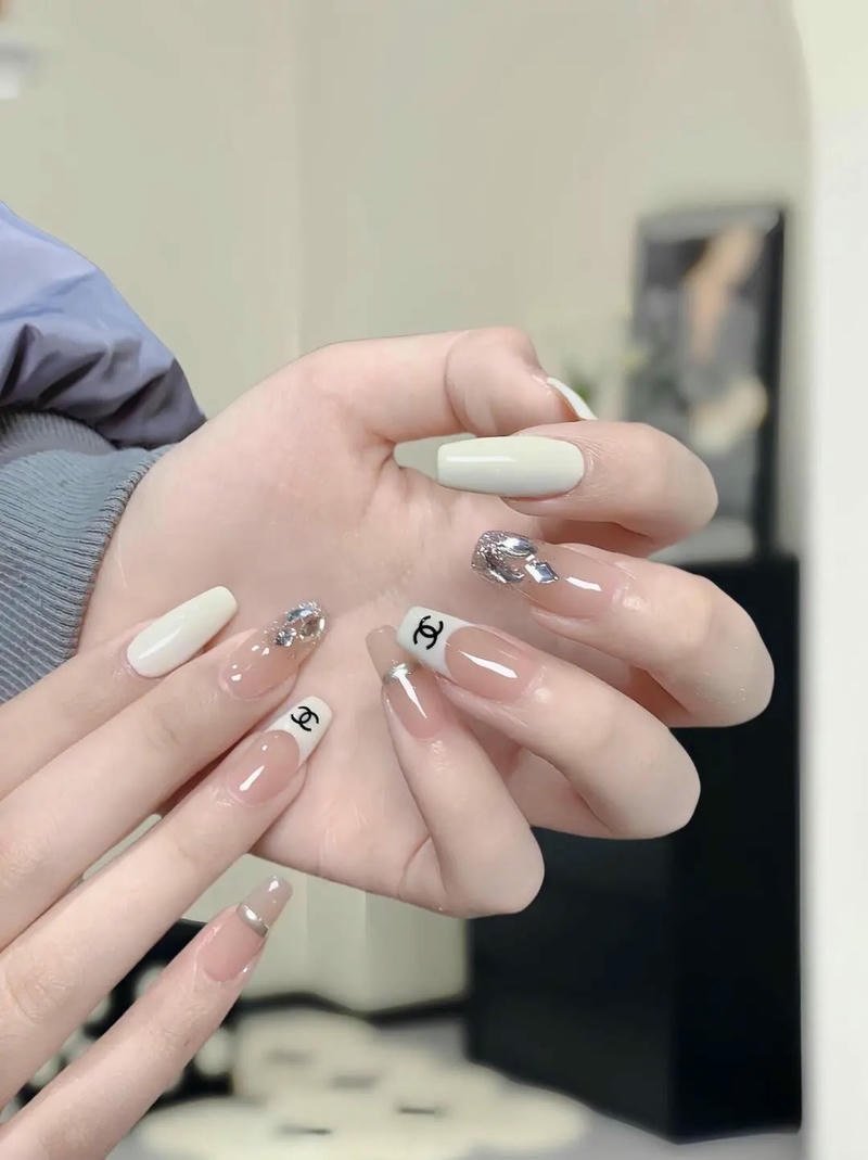 nail chanel sơn đầu móng