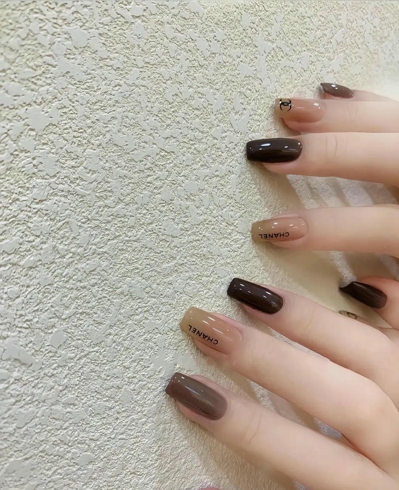nail chanel tối màu