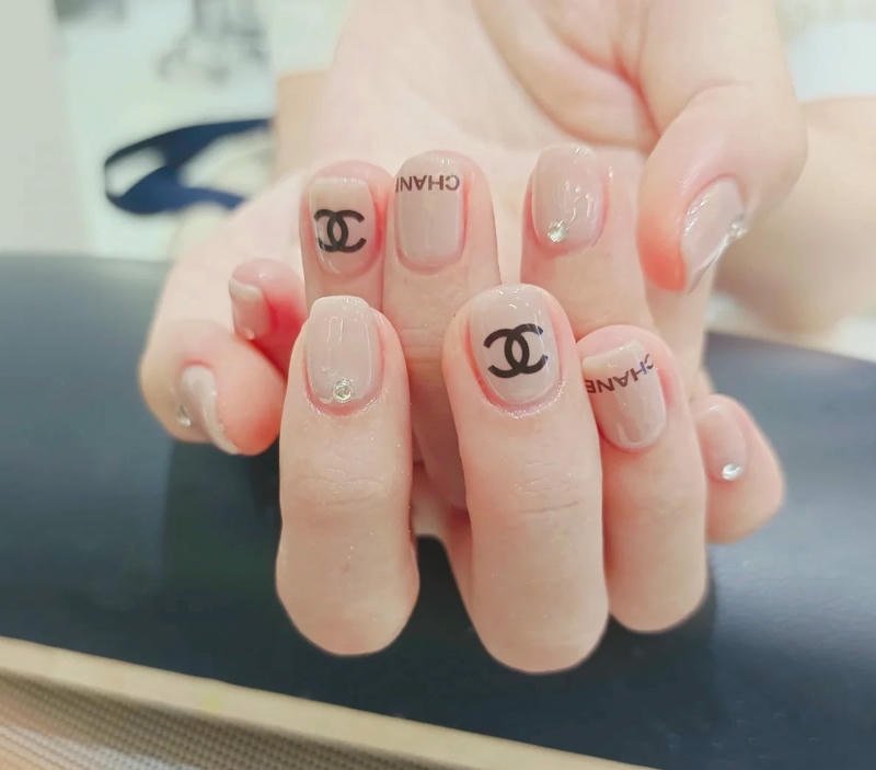 nail chanel trong cho móng ngắn
