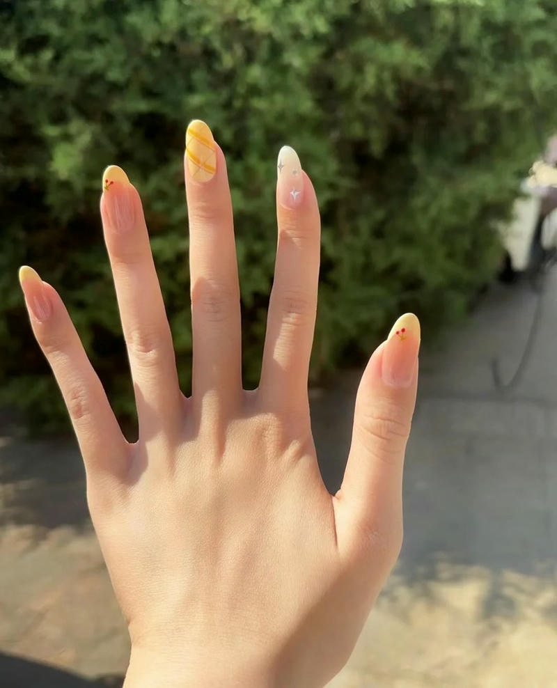 nail màu vàng cho năm 2025