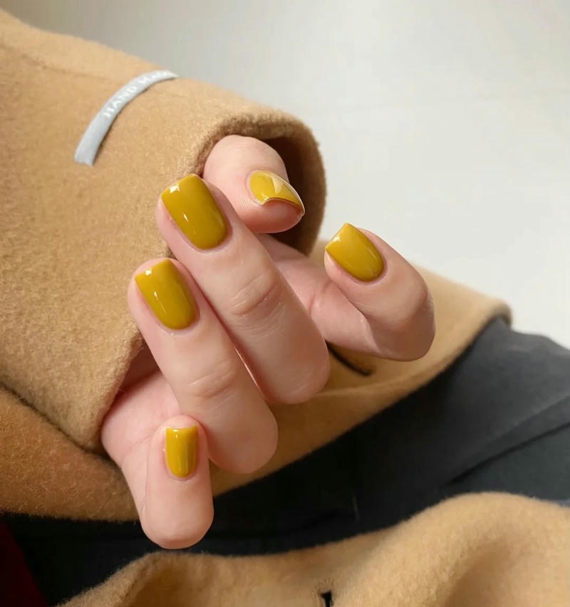nail màu vàng đất