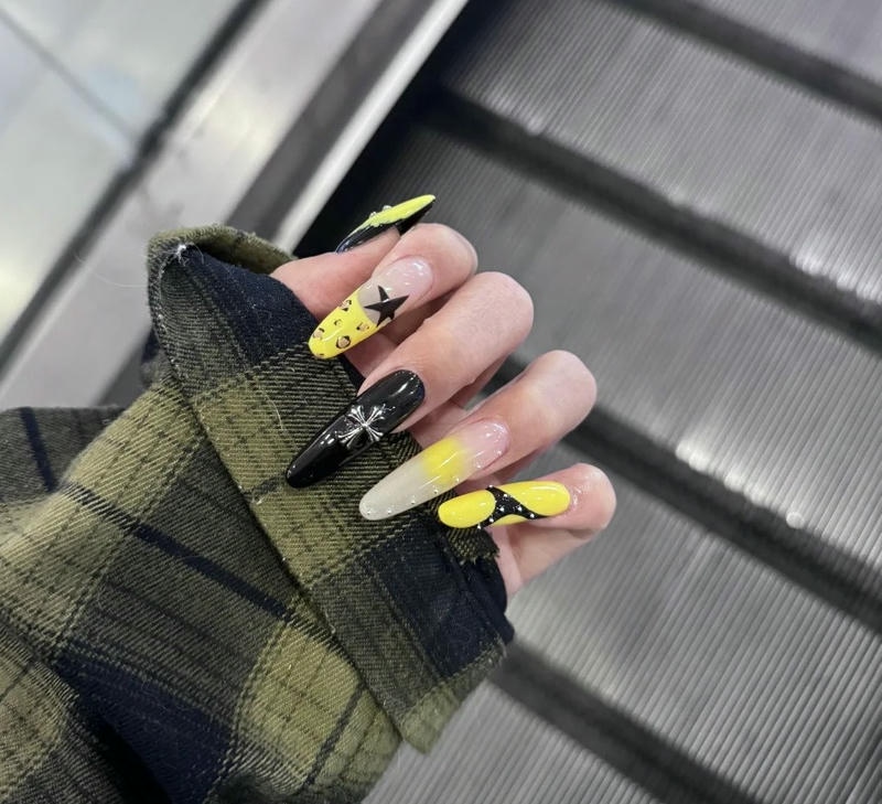 nail màu vàng đen
