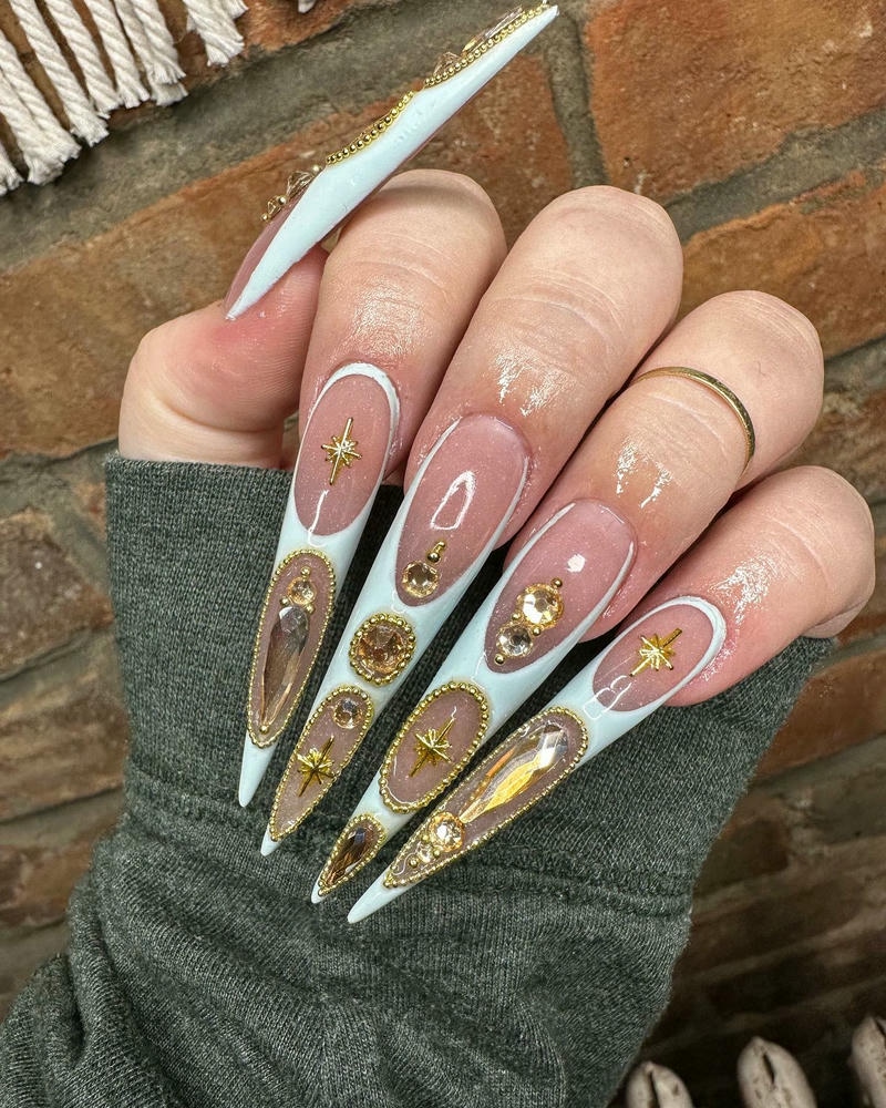 nail màu vàng đính charm quý phái