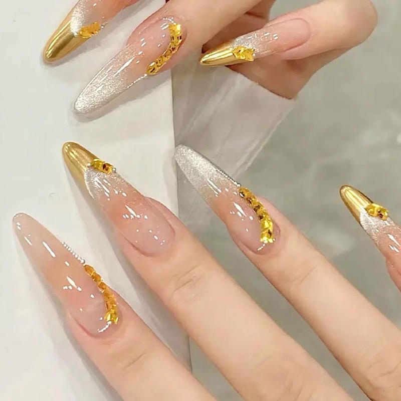 nail màu vàng đính đá vàng