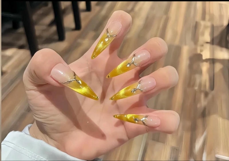 nail màu vàng mắt mèo đầu móng