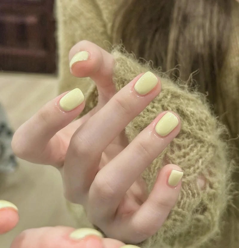 nail màu vàng nhẹ nhàng