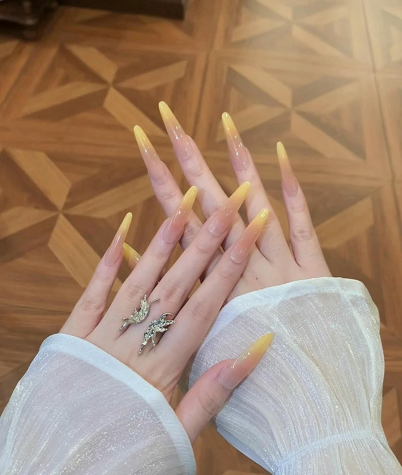 nail màu vàng omber