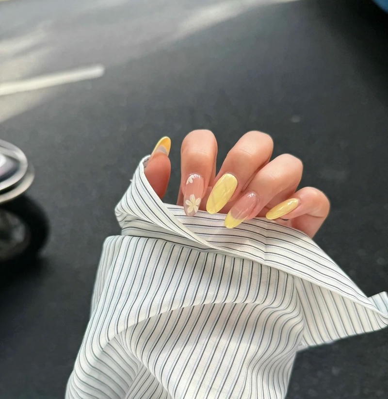 nail màu vàng vẽ hoa