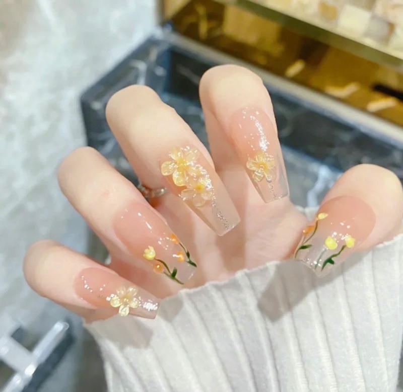 nail màu vàng vẽ hoa