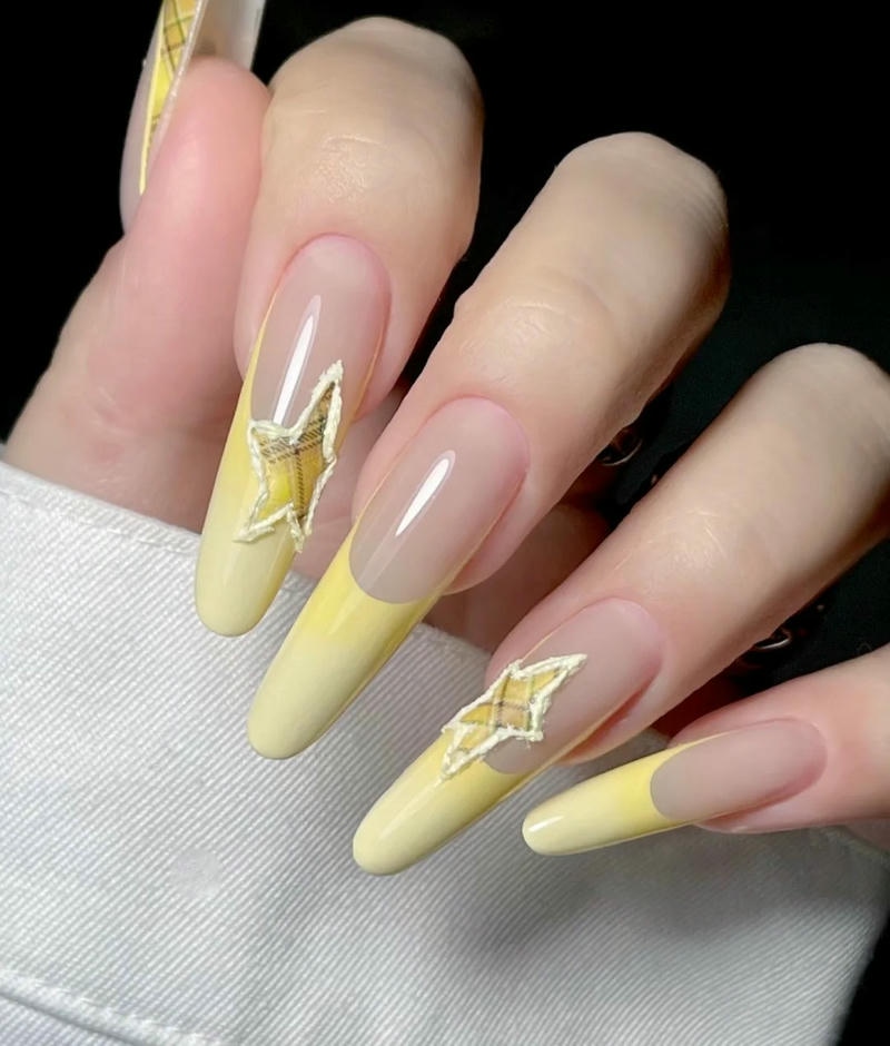 nail màu vàng vẽ sao