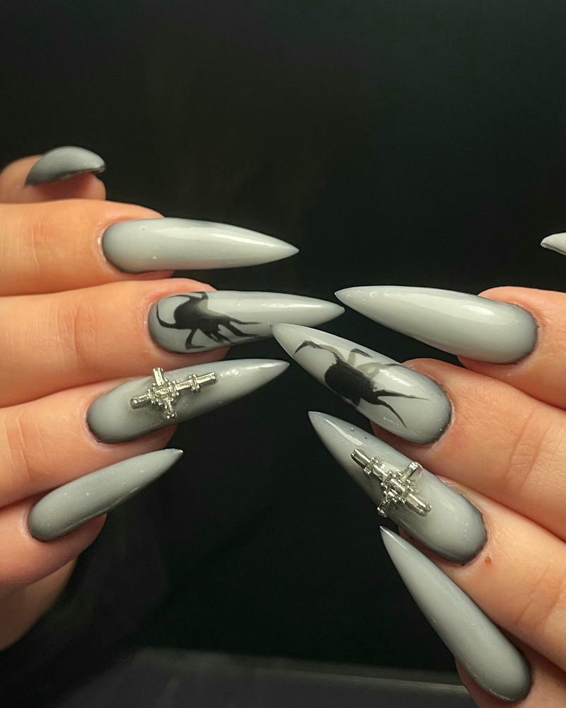 nail màu xám đính thập giá