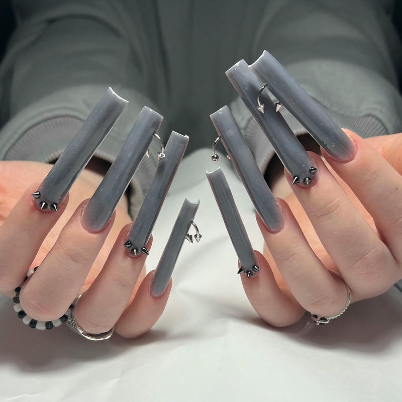 nail màu xám gắn đinh