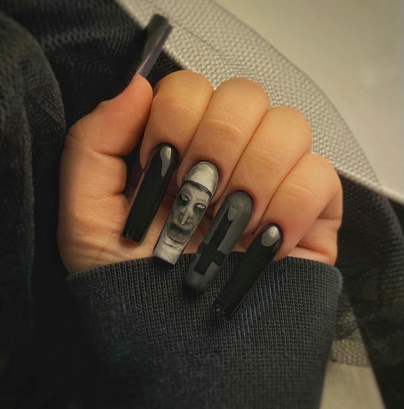 nail màu xám quỷ