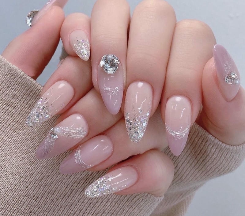 nail móng nhọn tròn hồng đính charm