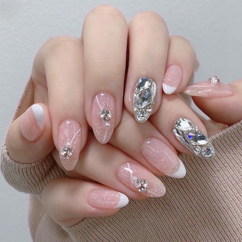 nail móng nhọn tròn màu hồng gắn đá trắng