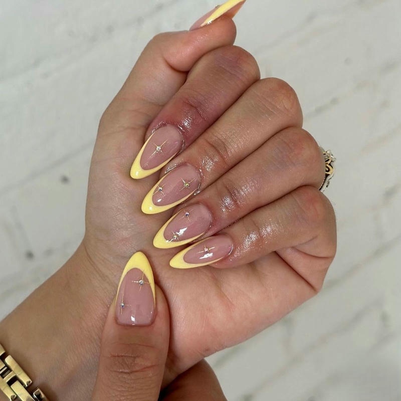nail móng nhọn tròn sơn móng màu vàng