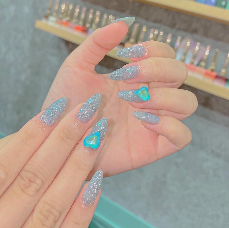 nail nhũ đính tim xanh