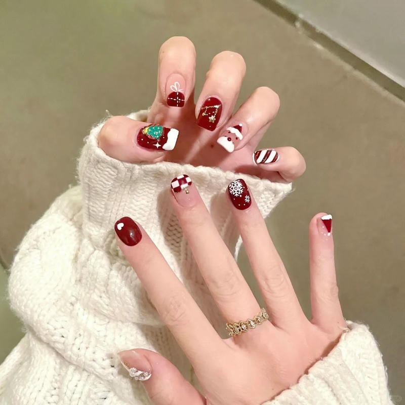 nail noel màu đỏ đậm