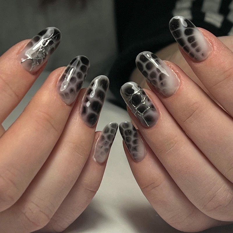 nail ombre đen xám