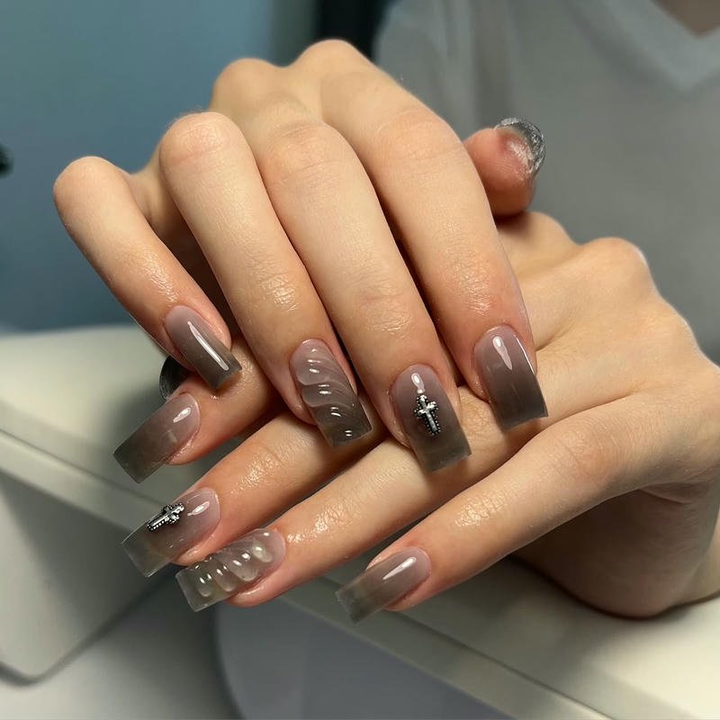 nail ombre đính chữ thập
