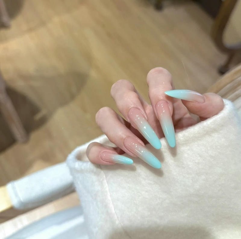 nail ombre xanh trắng