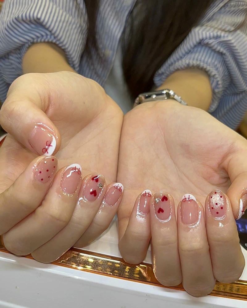 nail tết chấm bi đỏ