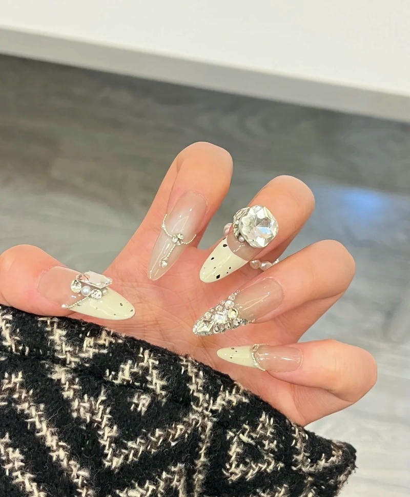 nail trứng cút đính charm