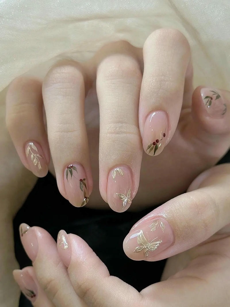 nail trung niên vẽ cỏ