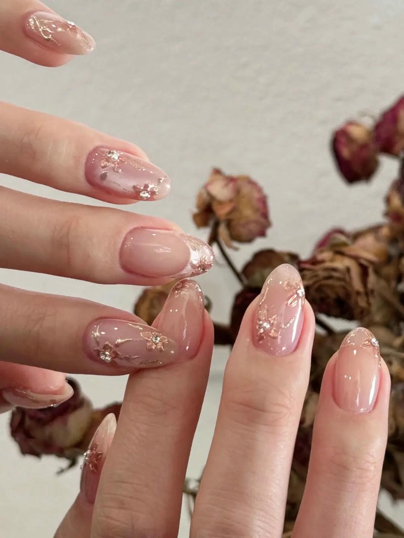 nail trung niên vẽ hoa