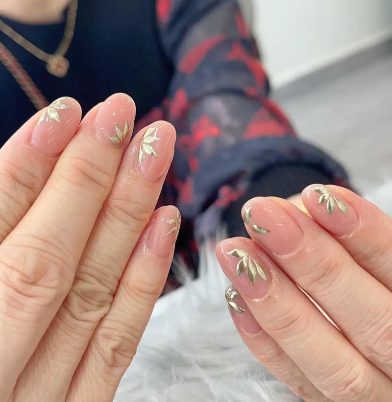 nail trung niên vẽ lá